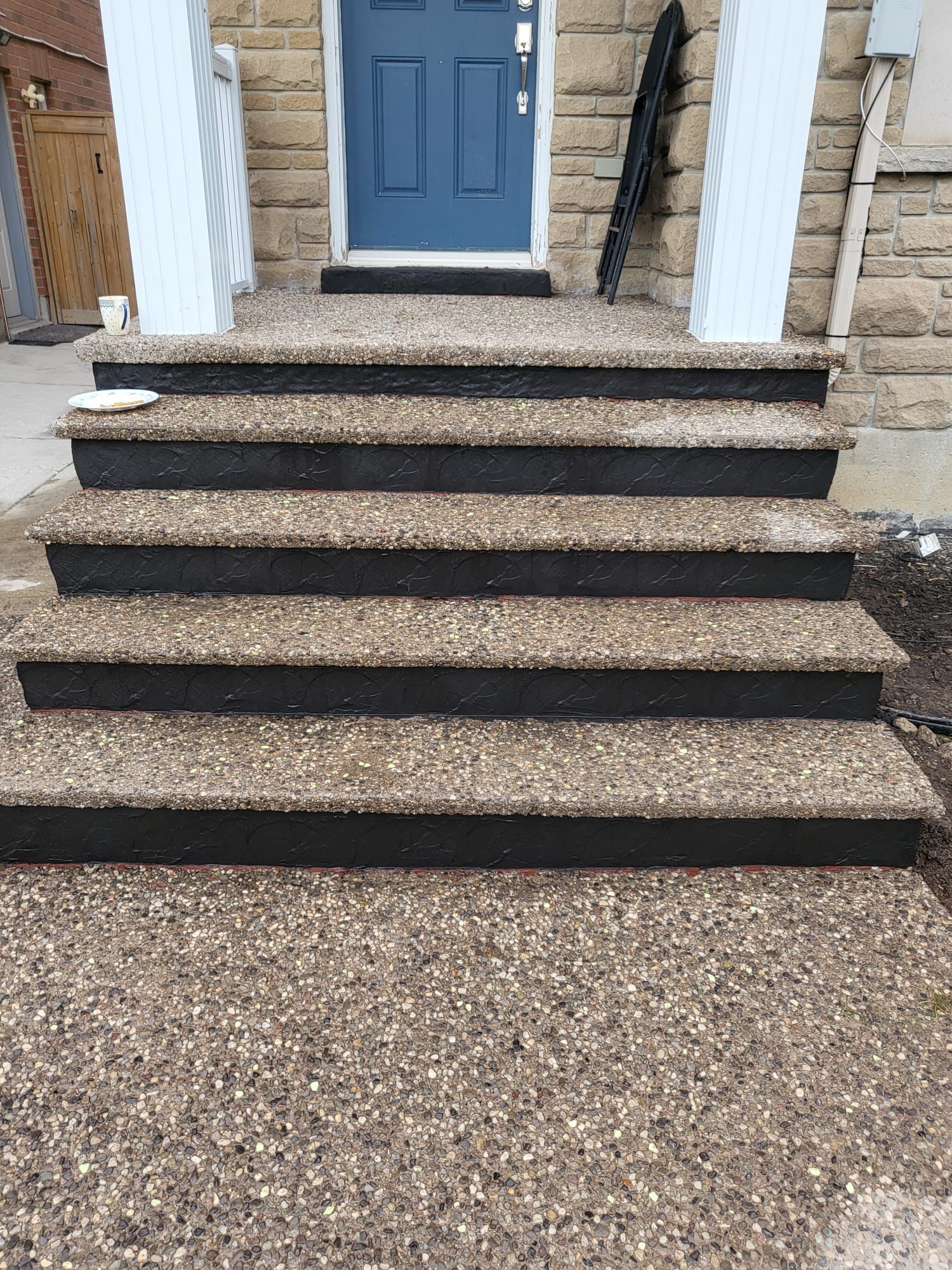 Concrete back-door patio Waterdown curved edge